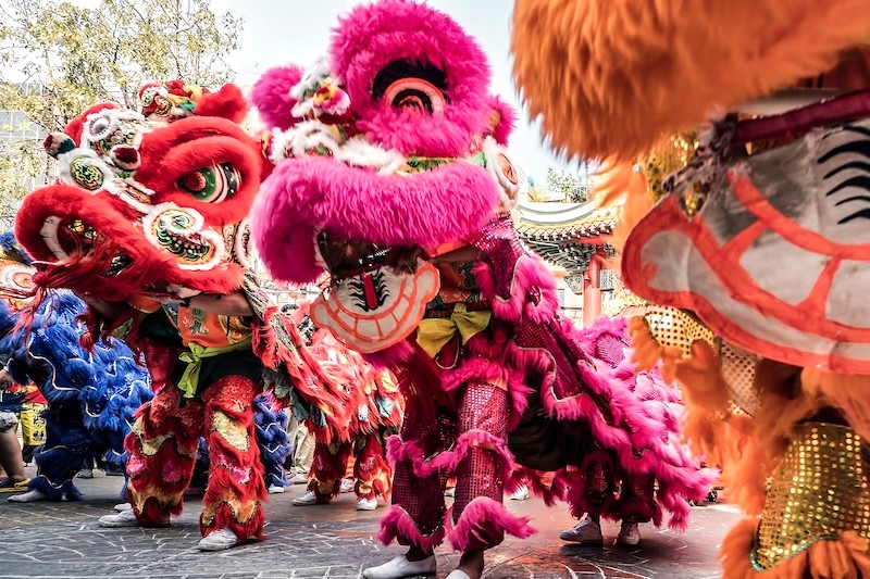 Lân nhiều màu sắc rực rỡ chào năm mới tại Bangkok.