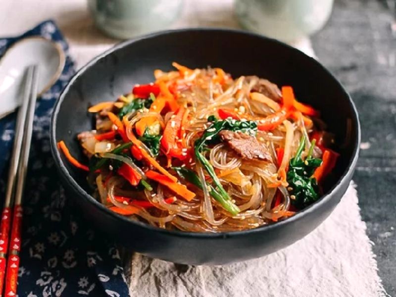 Mì trộn Japchae được yêu thích khắp nơi.