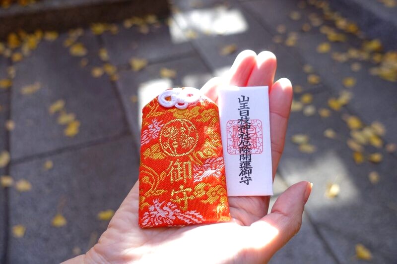 Khách du lịch thường mua bùa omamori cho bản thân và gia đình.