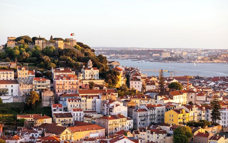 Lisbon: bầu trời trong, đường dốc sỏi, cung điện, nhà thờ.