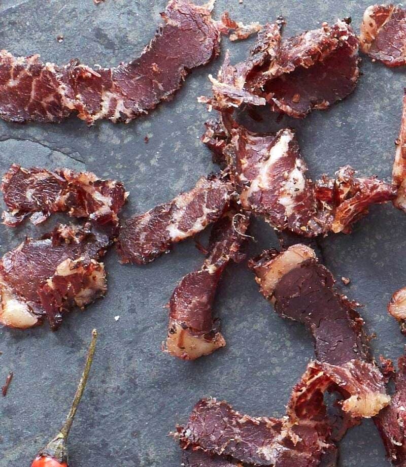 Thịt biltong ngon nhất thường được bán tại các cửa hàng thịt địa phương hoặc chợ, trong túi giấy nâu.