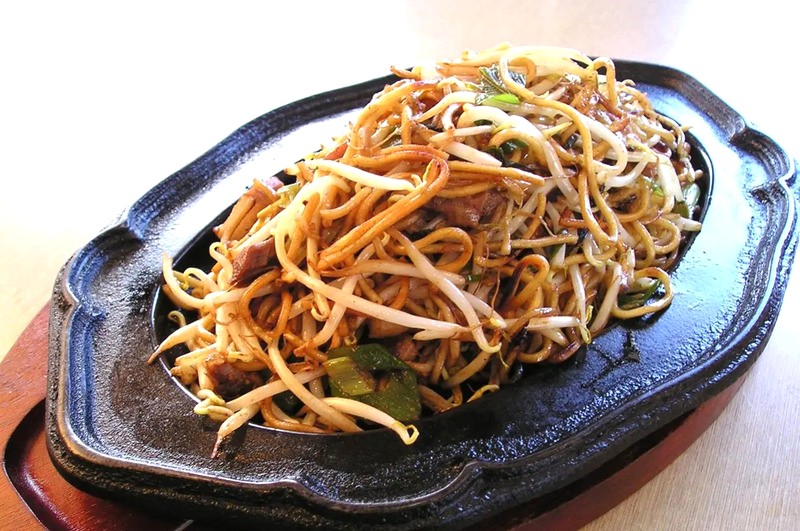 Hita yakisoba, món ăn đặc sản của Hita (Oita), kết hợp mì giòn, nước sốt đậm đà, giá đỗ, hành lá và thịt lợn.