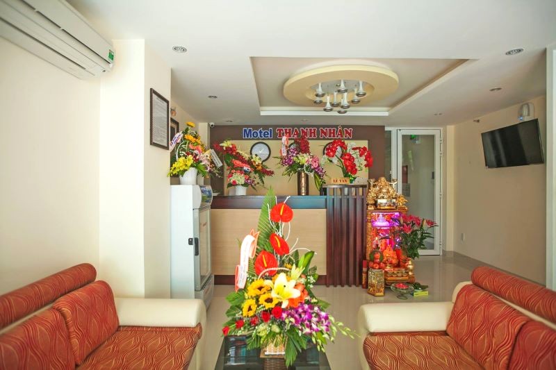 Motel Thanh Nhàn ấm cúng với tông vàng nâu.