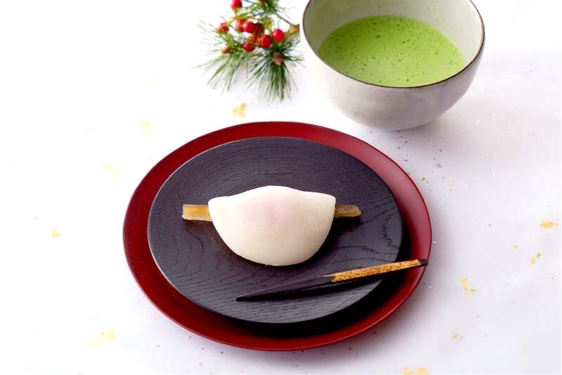 Hanabira mochi, bánh mochi trắng mịn, được bán tại các cửa hàng bánh kẹo Nhật Bản từ cuối năm đến tháng 1.