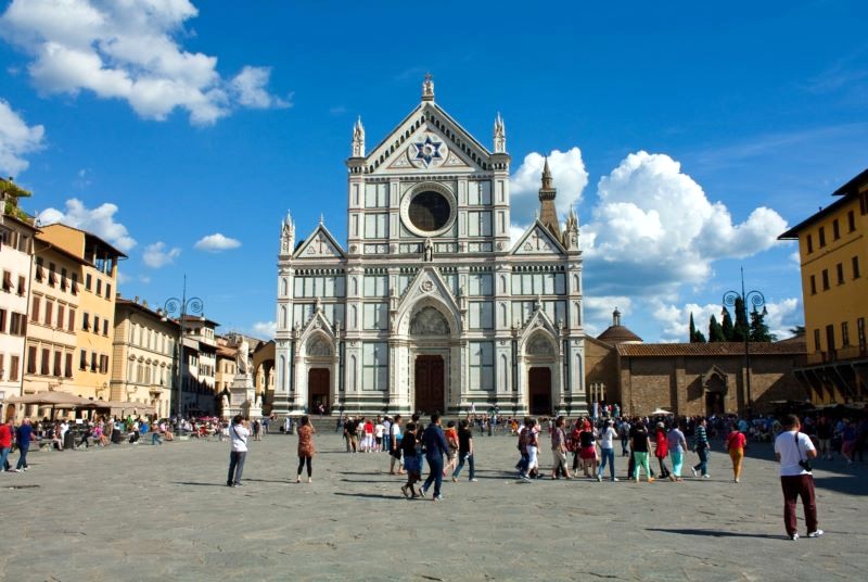 Santa Croce trưng bày tác phẩm Annunciation bằng đá vôi của Donatello.