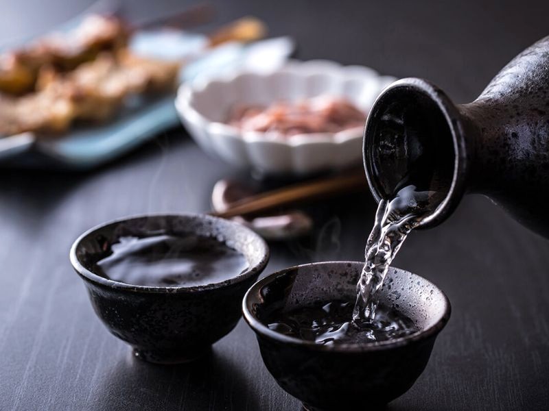 Rượu sake Fukushima, thơm dịu, được làm từ gạo và nước địa phương.