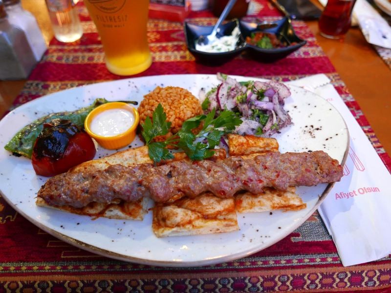 Kebab Thổ Nhĩ Kỳ truyền thống. (Ảnh: Vitalii Mazur)