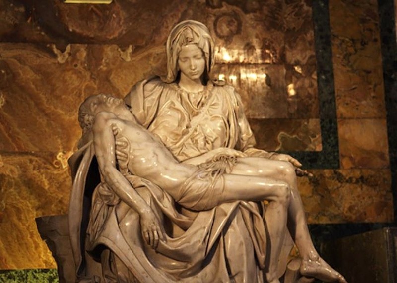 Pietà, kiệt tác của Michelangelo, tọa lạc trang nghiêm trong nhà nguyện đầu tiên bên phải lối vào.