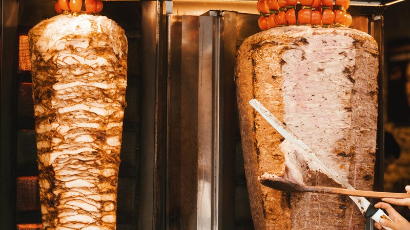 Doner Kebab: Tên gọi bắt nguồn từ cách nướng thịt trên trụ xoay độc đáo.