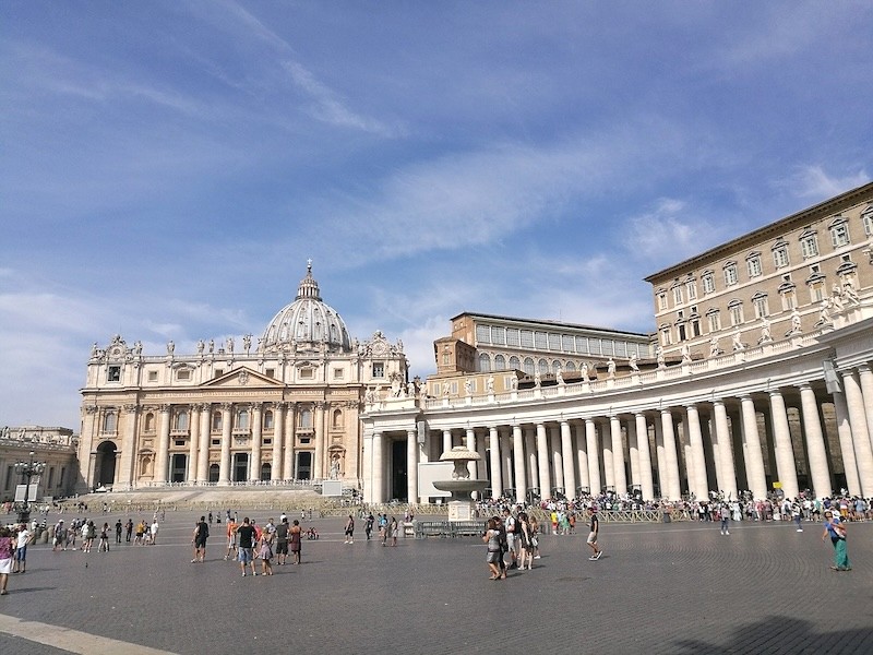 Bảo tàng Vatican, tọa lạc tại Quảng trường Thánh Phêrô, là điểm du lịch nổi tiếng của Vatican.