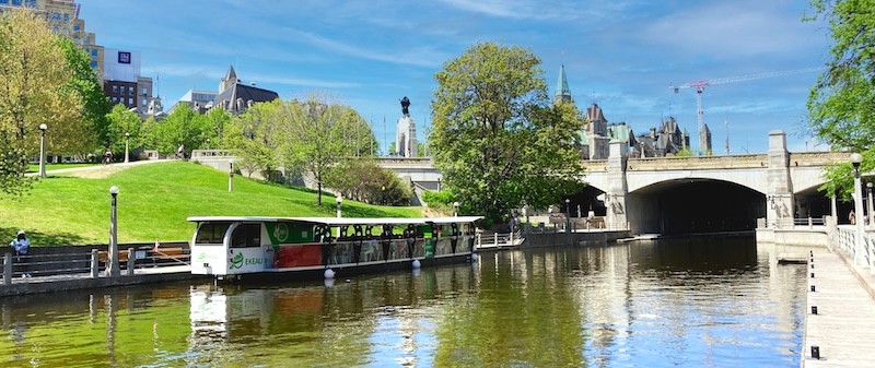 Kênh đào Rideau ở Ottawa mang đến nhiều trải nghiệm tuyệt vời, bất kể bạn đến thăm vào mùa xuân hay mùa đông.