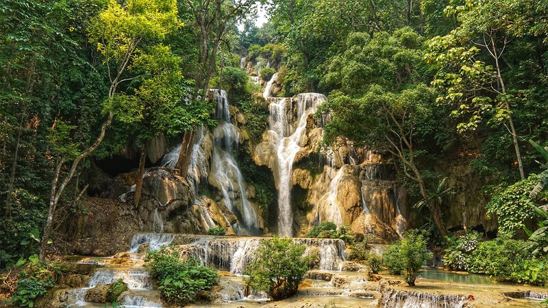 Thác Kuang Si mùa xuân, hè: thiên nhiên thơ mộng, nước trong veo.