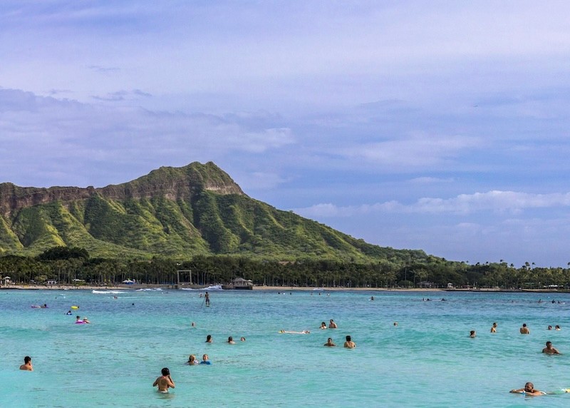 Diamond Head, miệng núi lửa đã tắt, mang đến tầm nhìn ngoạn mục ra trung tâm thành phố sôi động.