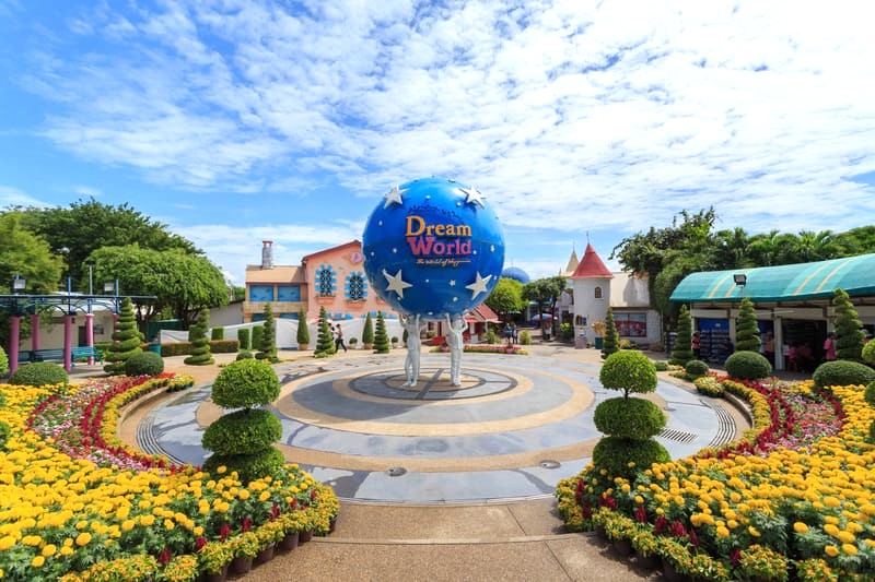 Dream World Bangkok sở hữu hơn 40 trò chơi cảm giác mạnh và nhiều điểm check-in độc đáo.