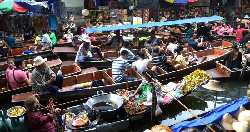 Thưởng ngoạn vẻ đẹp chợ nổi Pattaya trên thuyền, chiêm ngưỡng cuộc sống người dân Thái hai bên bờ sông và hòa mình vào thiên nhiên.