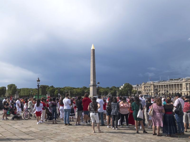 Khám phá Paris tráng lệ tại quảng trường Concorde.