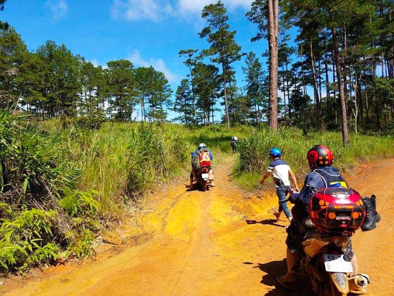 Đường đến thác nguy hiểm, trơn trượt.