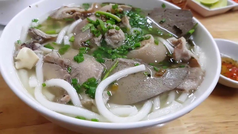 Bánh canh Bến Có đầy ắp nguyên liệu.