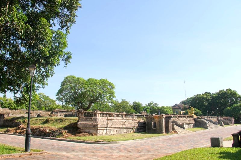 Điện Kiến Trung hoang tàn sau 1946.