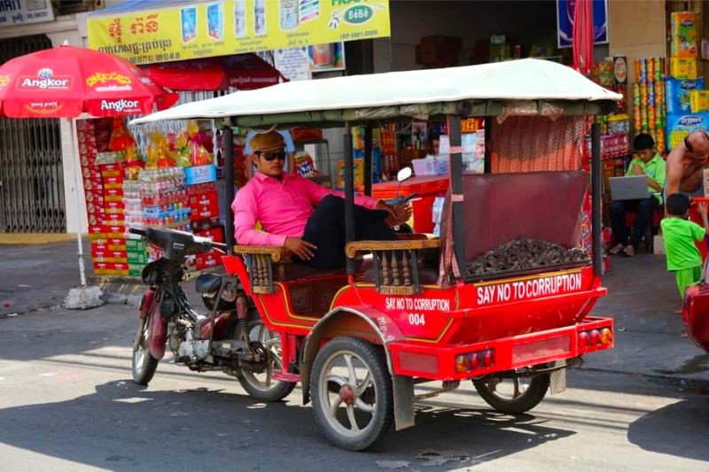 Tuk tuk phổ biến ở Kratie và Campuchia, bên cạnh xe máy, xe đạp.