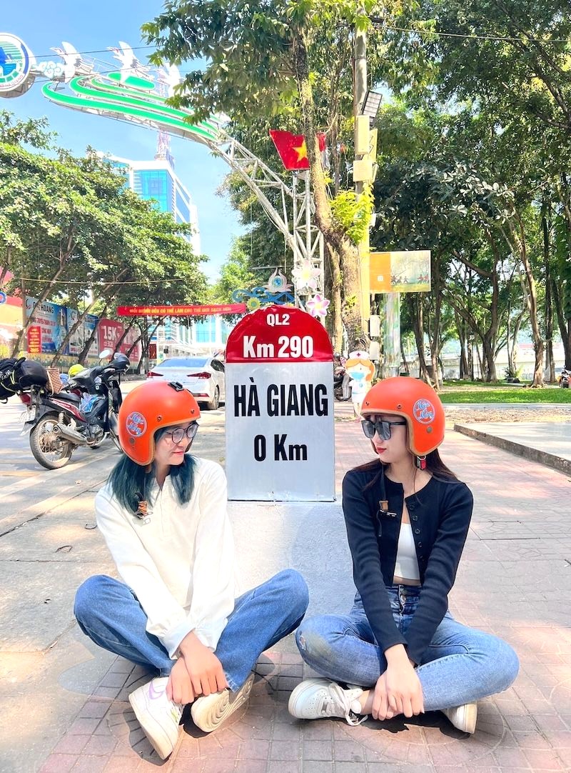 Cột mốc km 0: điểm check-in không thể bỏ lỡ trong hành trình Hà Giang 4 ngày 3 đêm.