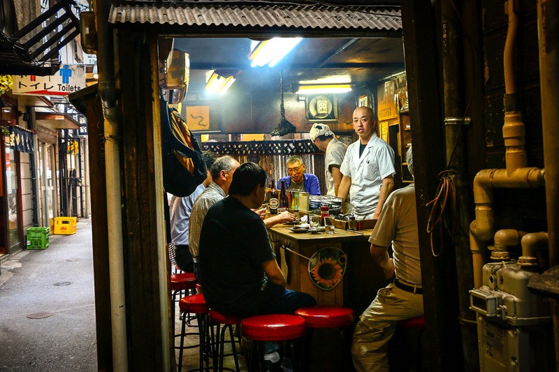 Izakaya: Nơi gặp gỡ bạn bè, nhâm nhi đồ uống và đồ ăn nhẹ.