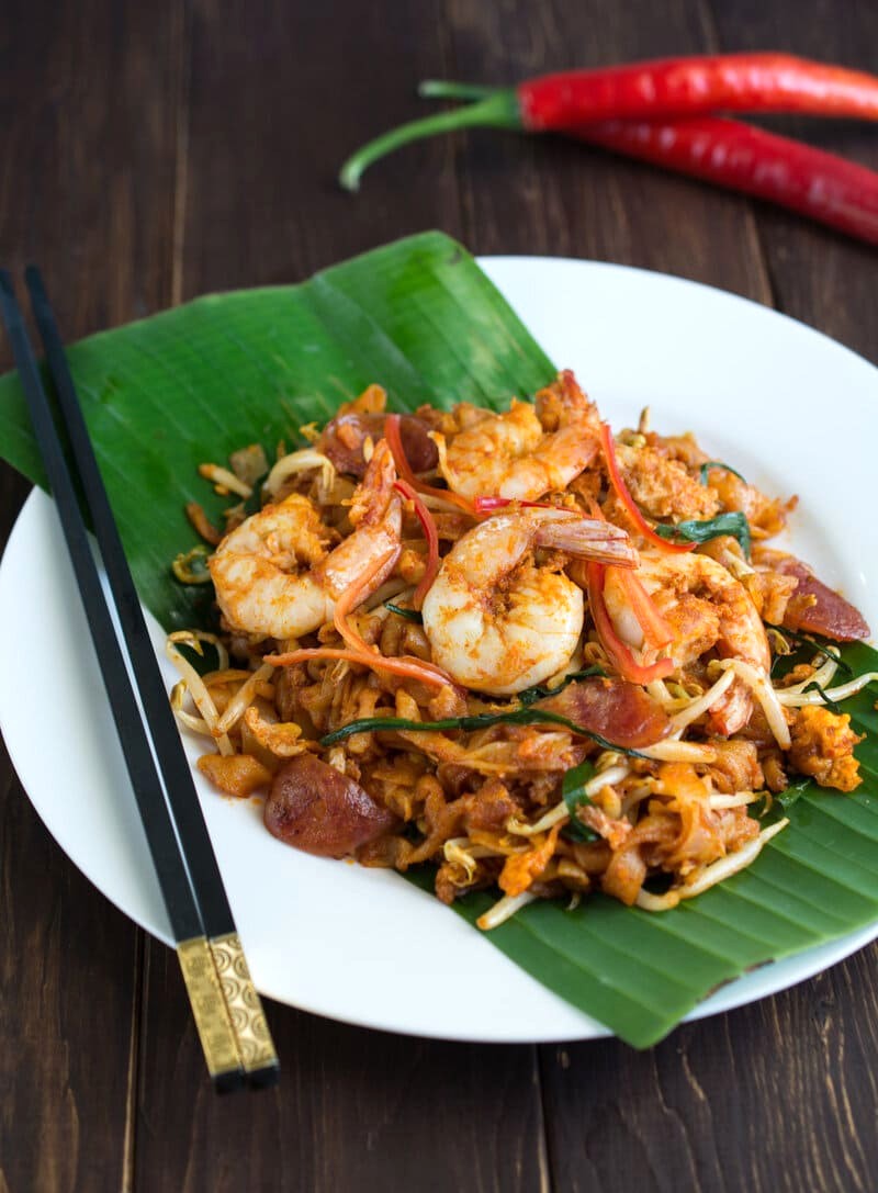 Char Kway Teow nổi tiếng với hương vị đậm đà và kết cấu độc đáo, là một trong những món mì tuyệt vời nhất thế giới.