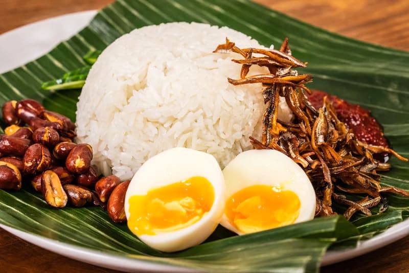 Nasi Lemak truyền thống được gói lá chuối, ăn kèm sambal cay.