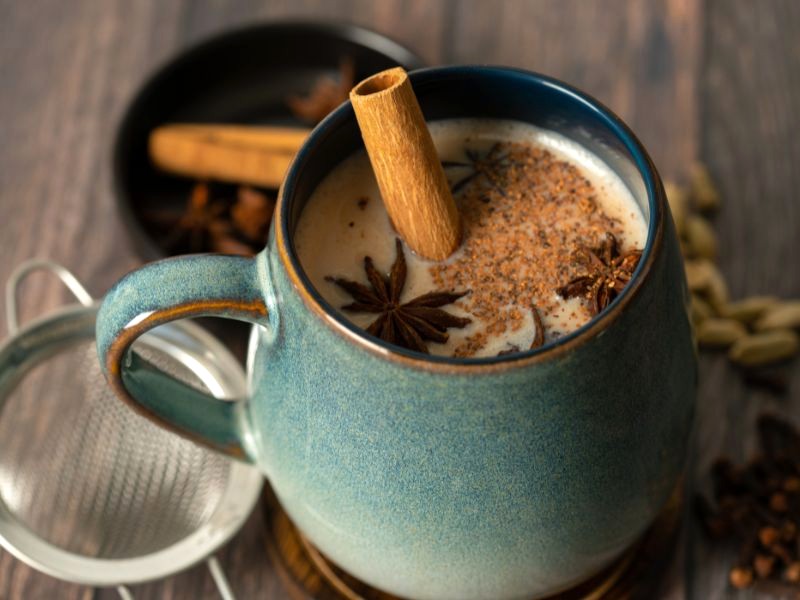 Masala Chai: trà đen, sữa, gừng và gia vị, thơm ngon. (73 ký tự)