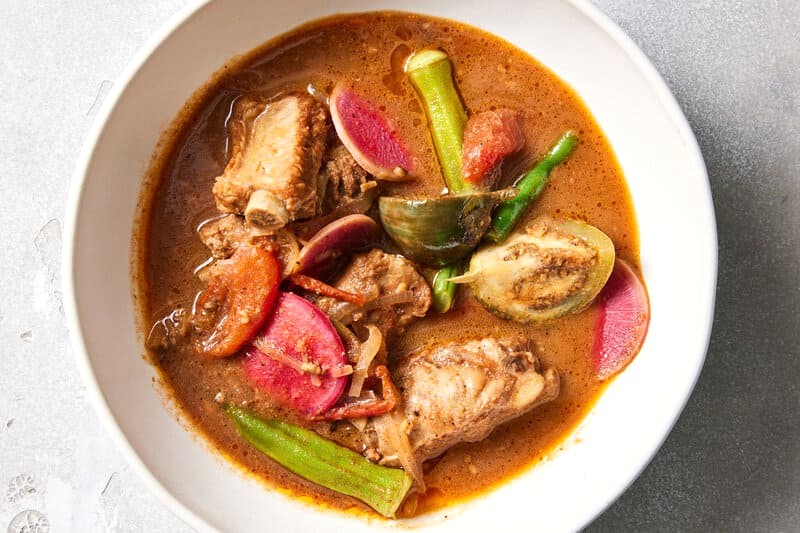 Để làm sinigang chuẩn vị Philippines, bạn cần nhiều nguyên liệu.