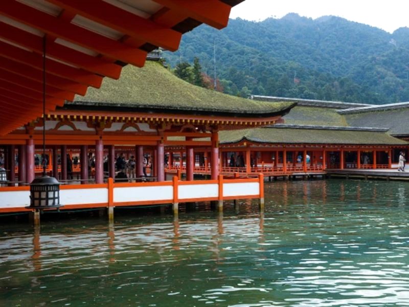 Đền Itsukushima cổ kính.