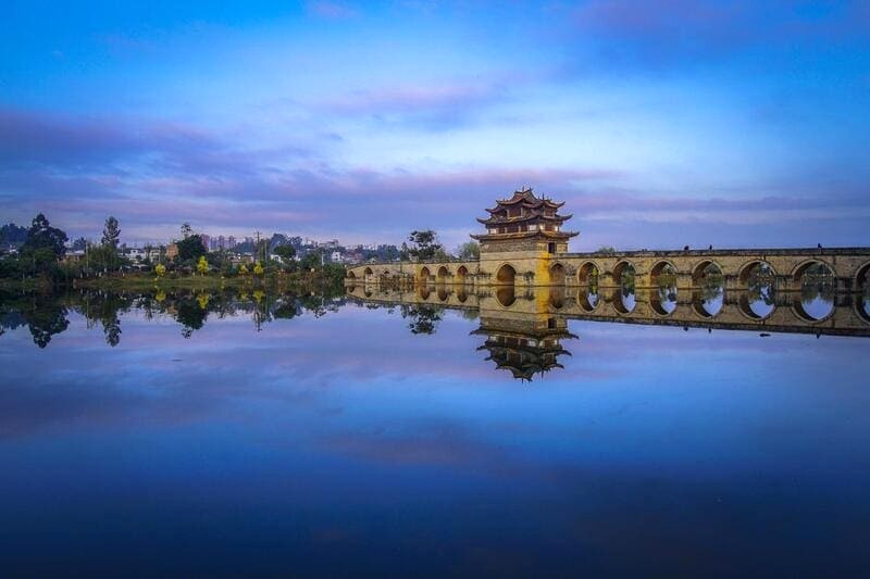 Kiến Thủy, thành phố cổ có tường bao quanh, được xây dựng vào thế kỷ 15, thời nhà Minh (1368-1644).