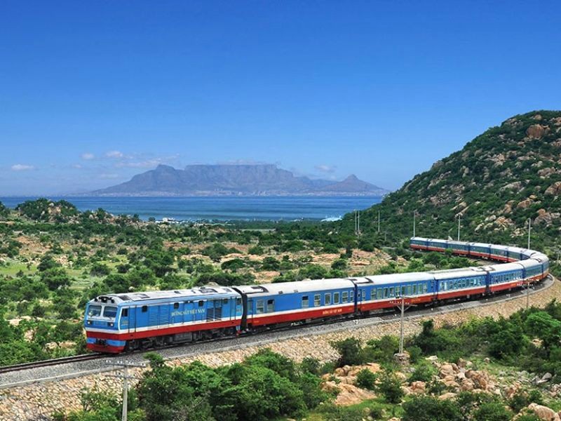 Tàu hỏa lao vun vút về Nha Trang.