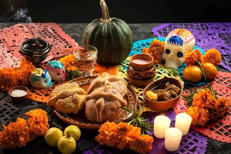 Lễ hội Día de Muertos gần giống Lễ Vu Lan của Việt Nam.