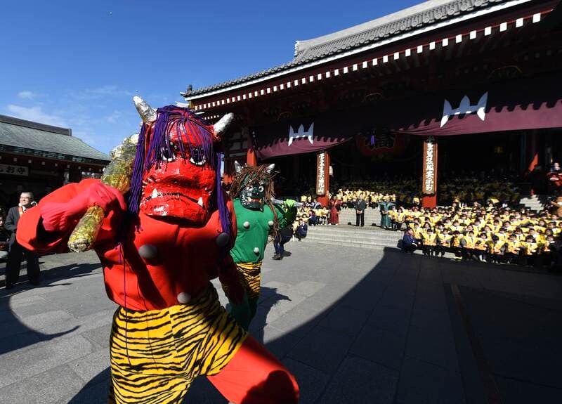 Lễ hội Setsubun tại đền Sensoji, Tokyo: Hai phụ huynh hóa trang thành quỷ, trẻ em ném đậu cầu may mắn. (AFP-JIJI)