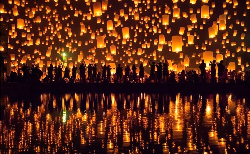 Lễ hội Yi Peng diễn ra ở bờ đông sông Ping, Chiang Mai, gần cầu Nawarat.