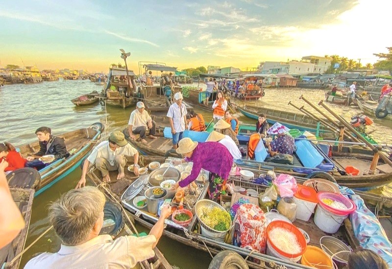 Bến sông nhộn nhịp, ghe thuyền tấp nập.