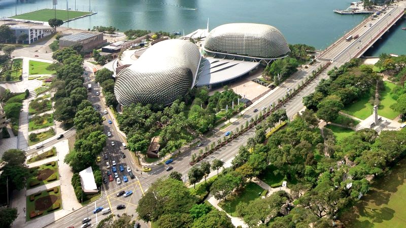 Nhà hát Esplanade hình cầu, ốp kính toàn bộ.