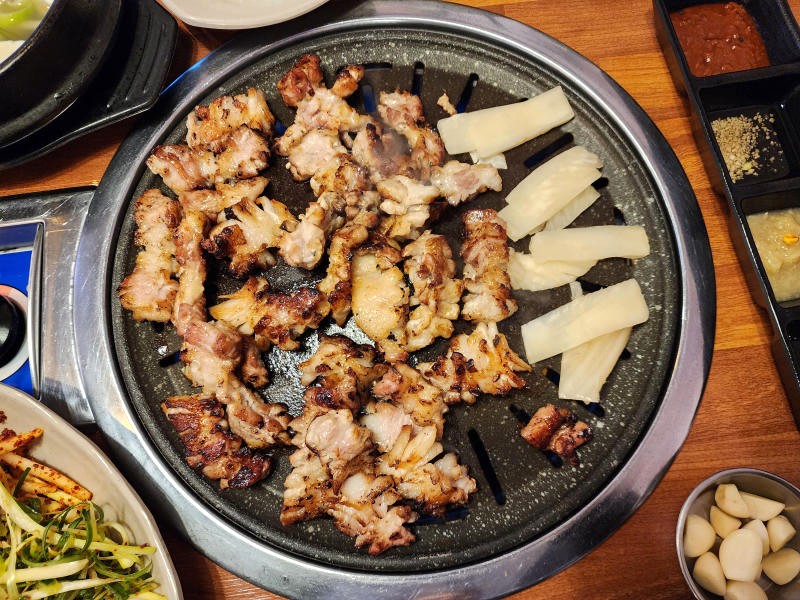 Samgyeopsal ra đời vào những năm 70, trong thời kỳ khủng hoảng kinh tế châu Á ở Hàn Quốc.