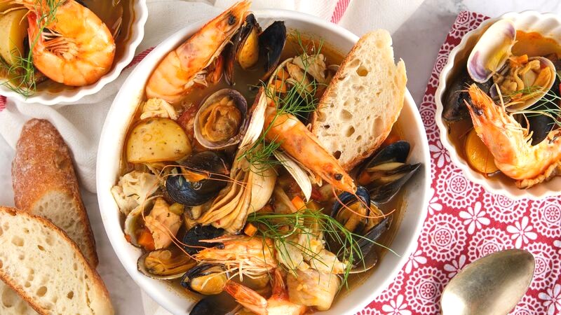 Bouillabaisse thường ăn kèm bánh mì nướng.