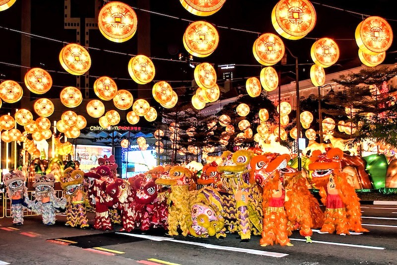 Phố Tàu Chinatown rộn ràng với diễu hành, múa lân sư rồng.