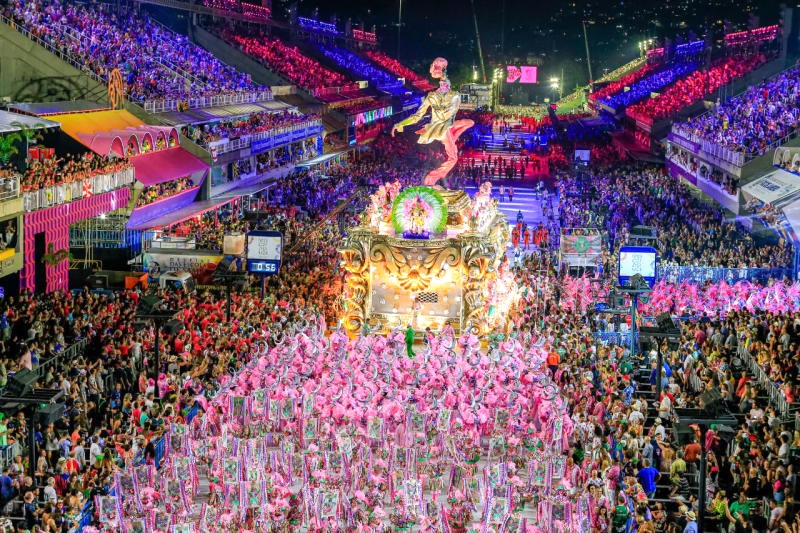 Lễ hội Rio Carnival diễn ra vào tháng 2 hoặc 3.