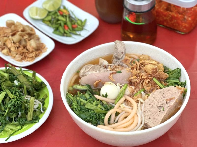 Bún đỏ đầy topping, hấp dẫn! (Ảnh: Vân)