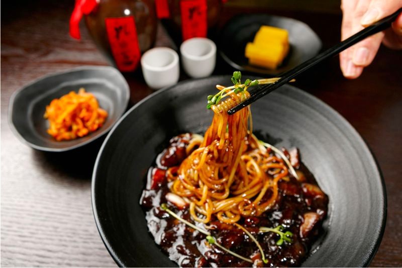 Jajangmyeon bắt nguồn từ món mì Zha jiang mian của Sơn Đông, Trung Quốc.