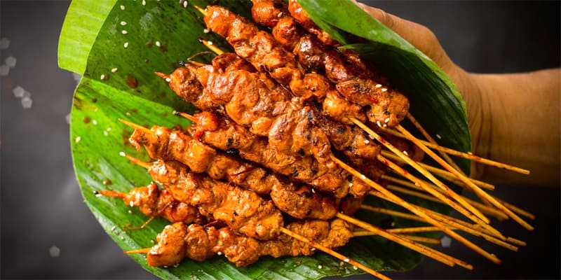 Satay: Thịt xiên nướng vàng nâu, hơi cháy.