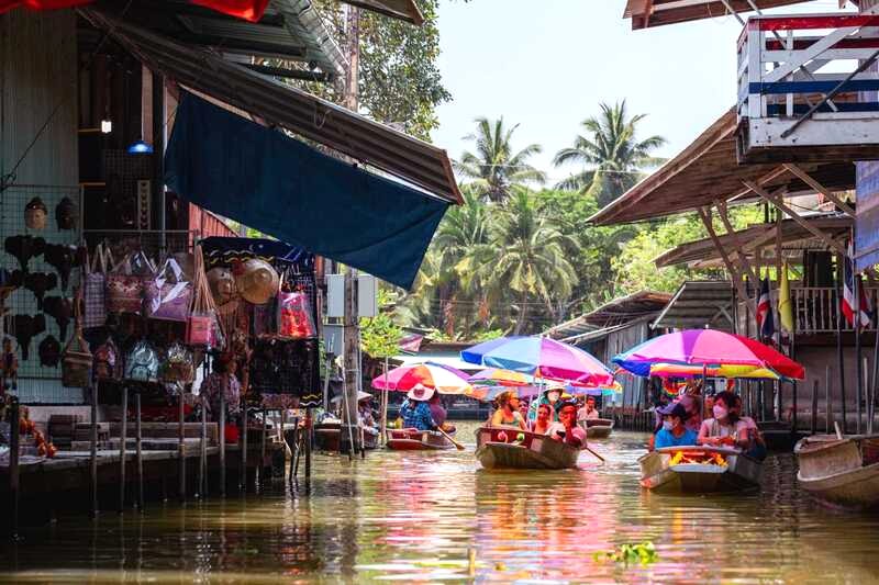 Du khách Thái Lan đổ về chợ nổi Damnoen Saduak mỗi ngày để mua sắm, thưởng thức ẩm thực và hòa mình vào không khí sôi động.