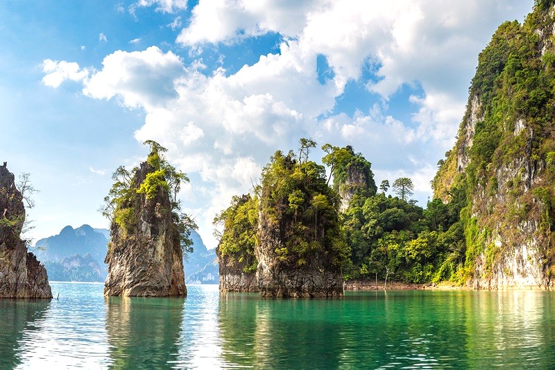 Vườn quốc gia Khao Sok nổi tiếng với hồ trung tâm thơ mộng, nhà bè độc đáo, hang động bí ẩn và núi đá vôi hùng vĩ.