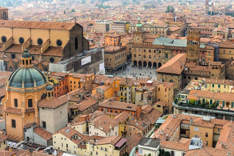 Bologna: Thủ phủ Emilia-Romagna, nôi của ẩm thực Ý.