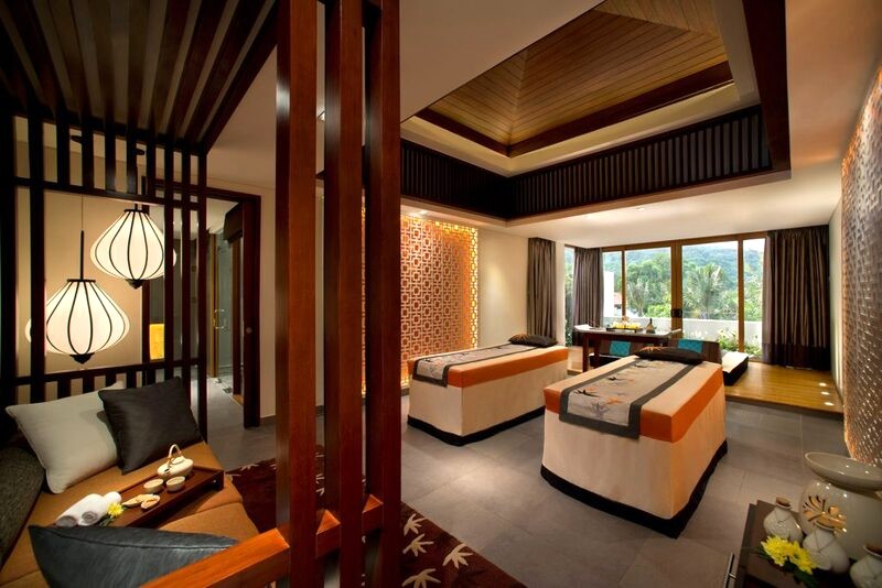 Angsana Spa Lăng Cô mang đến liệu pháp Đông Tây độc đáo, kết hợp tinh hoa thiên nhiên từ hoa, trái cây địa phương.