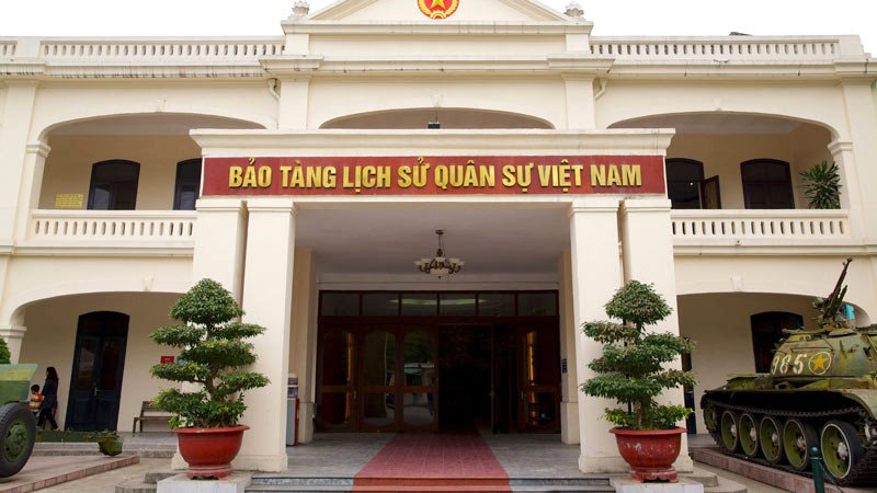 Bảo tàng Lịch sử Quân sự Việt Nam, thành lập năm 1956, sở hữu bộ sưu tập hiện vật ngày càng phong phú.